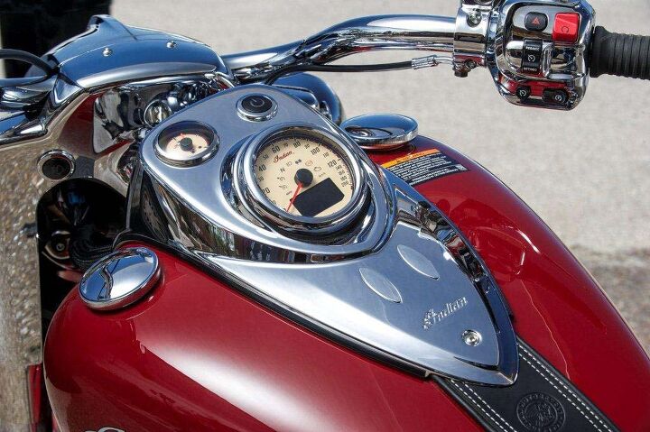2014-indian-chief-Classic-Dashboard-and-Tank