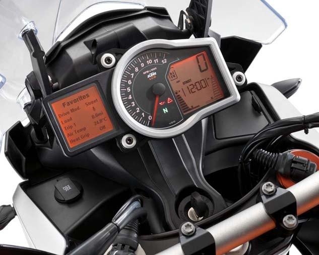 We really liked the instrument cluster’s “Favorites” screen. The customizable screen allows a rider to organize the information according to what is deemed most important, most often adjusted, or any other configuration you choose. From this screen a rider can also select and adjust the displayed settings.