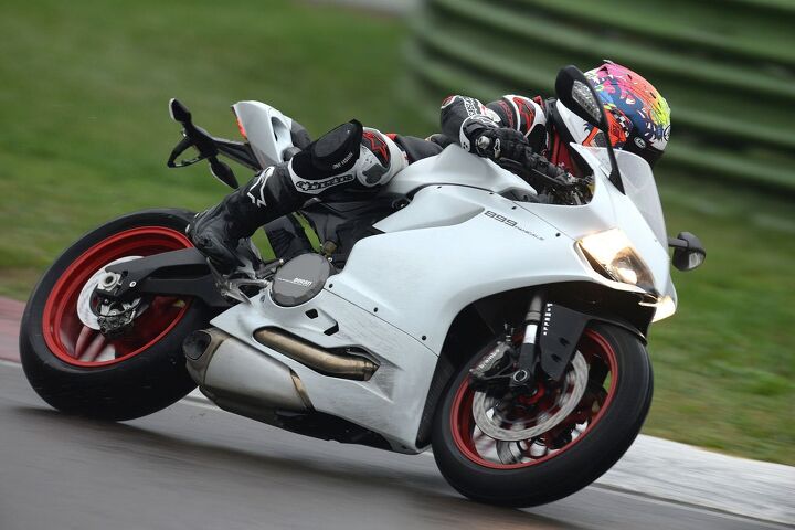 2014 Ducati 899 Panigale Action Right