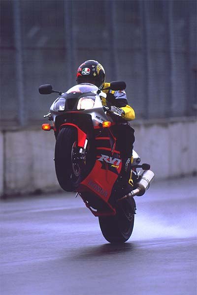 2000 Honda RC51 wheelie