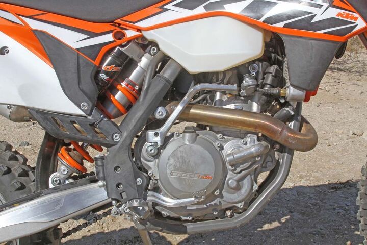 The KTM’s Keihin fuel-injected, SOHC, four-valve engine actually displaces 510.4cc, and uses a smaller bore and longer stroke than the Beta’s engine. Efficient engineering, such as designing the counterbalancer shaft to also drive the water pump, help to keep it compact. 