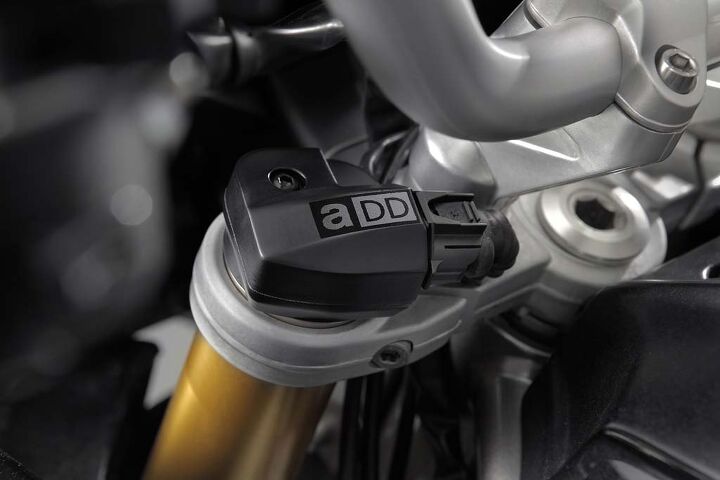 Beneath that cap is Aprilia’s patented air pressure sensor used to determine fork position. It’s part of the Aprilia Dynamic Damping system.