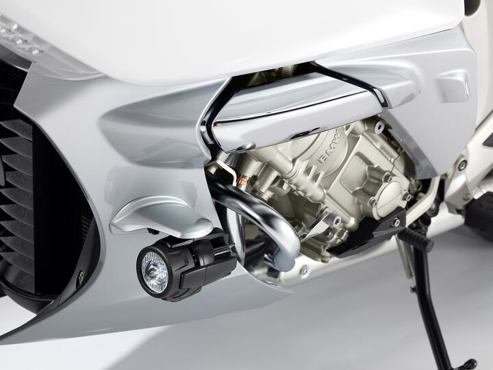 052014-2012-BMW-K1600GTL-exclusive-engine