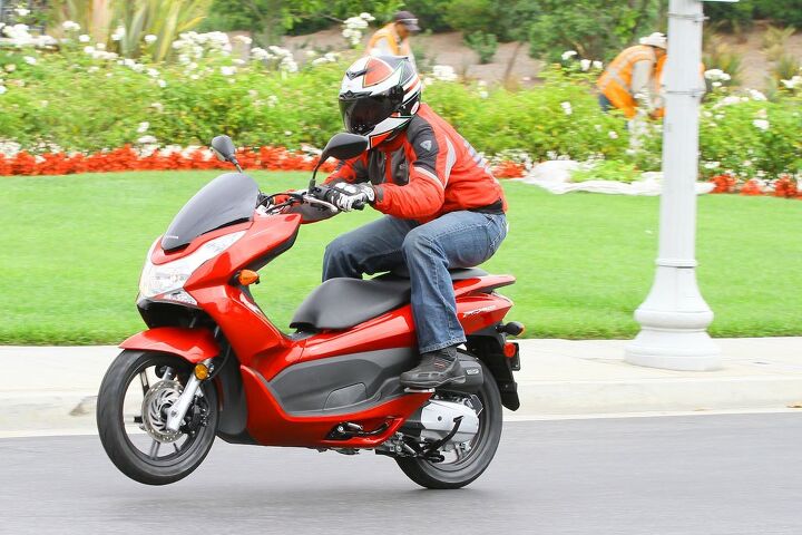 080314-mobo-scooter-honorable-mention-2013-honda-pcx150