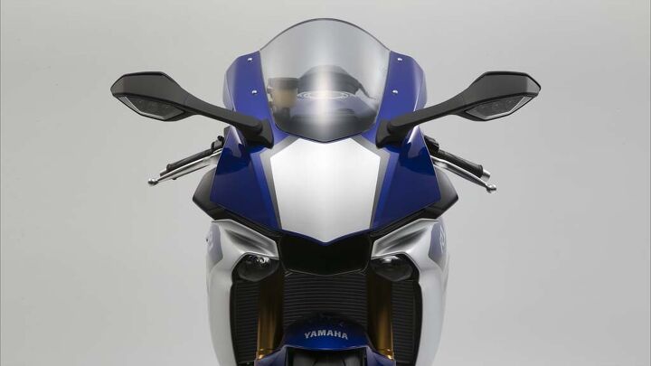The M1-inspired fairing on the new R1 is equipped with LED position lights and two small-diameter LED headlights positioned on either side of the central air intake