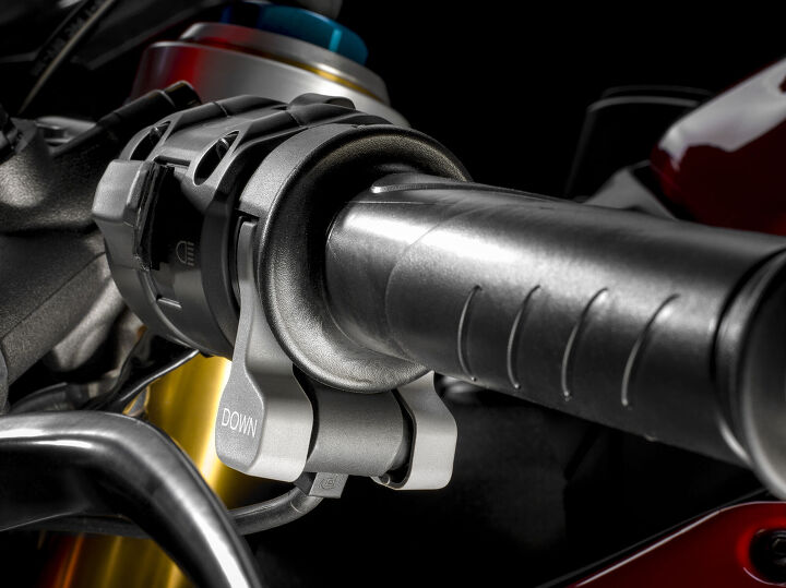 Toggles on the left switchgrip, similar to that seen on the Aprilia RSV4, allow the rider to adjust DTC, DWC and EBC quickly and easily.