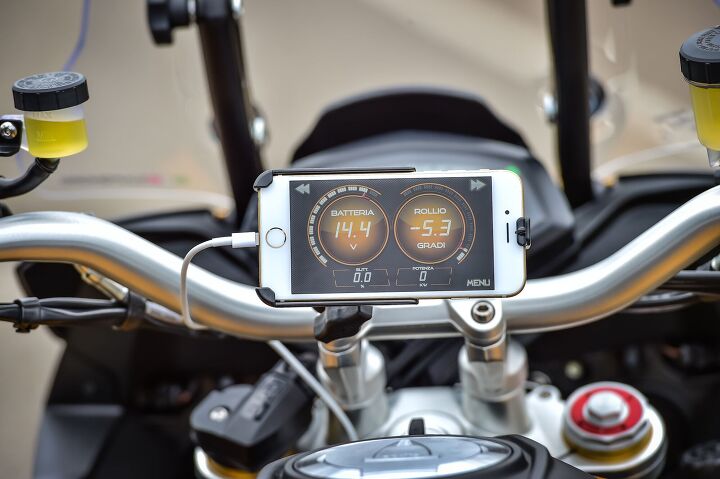 With the Aprilia Multimedia Platform, you can convert your smartphone into a supplementary gauge display. A nice feature for the tech-savvy. 