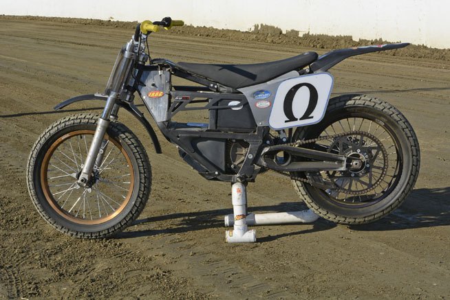 Petty’s Zero flat-tracker is based on the company’s discontinued MX model, although it has much in common with the company’s current FX dual-sport machine, which makes even more power than the MX. Petty has made a few minor modifications to the MX chassis to adapt it for flat-track use, but its air-cooled, three-phase AC electric motor is stone stock. Photo by Scott Rousseau