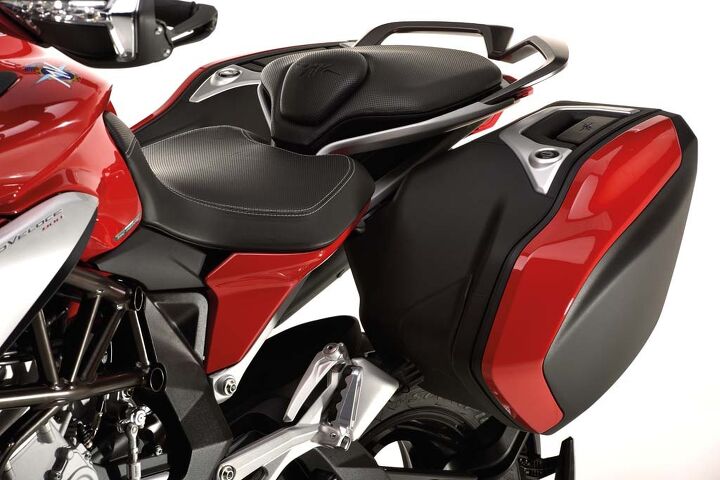 The attractively curvaceous and contrast-stitched seat proved itself to be wide, supportive, and comfortable, although its width also means the rider’s legs have to stretch a bit further to reach the ground.