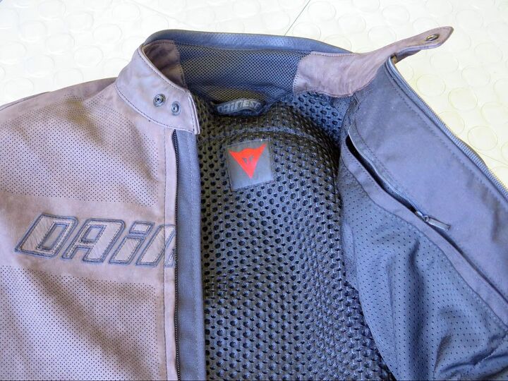 The nylon mesh 3D Bubble liner on back lets air slide right through. The zipper at right seals up the breast pocket.