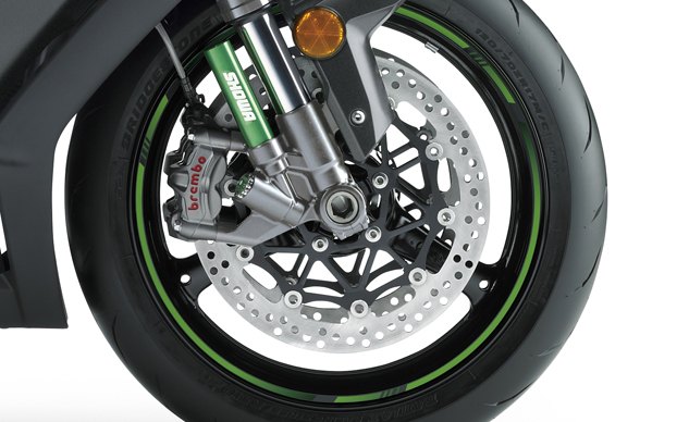 Kawasaki is jumping on the Brembo M50 bandwagon, ditching the Tokico calipers from last year. In the process, the petal-type discs are also gone in favor of larger, round rotors. A radial master cylinder and steel-braided lines complete the front brake package. This view also gives a better look at the separate chamber for the Showa’s damping valves.