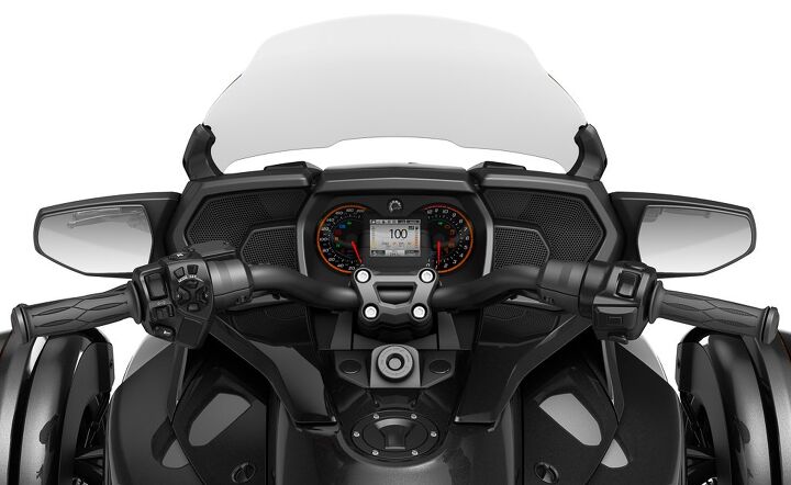 2016 Can-Am Spyder F3-T - cockpit
