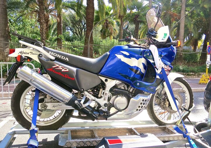 Spotted on a trailer in Nice traffic, Honda's original XRV750 Africa Twin. Gotta love that shapely skid plate.
