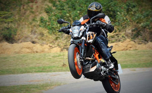 There are a lot of players in the naked little bike category, but none pose a greater threat to the BMW G310R than the KTM 390 Duke.