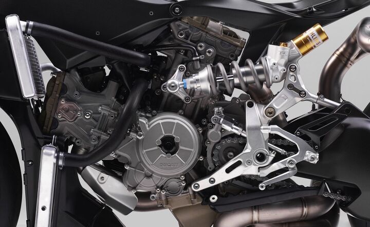 110716-2017-ducati-1299-superleggera-engine