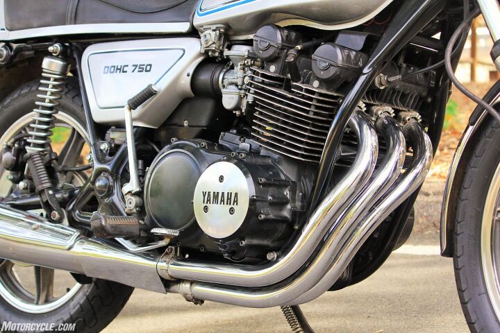 The XS750D was painted silver with silver wheels, and it would be the only version with the slinky 3-into-1 exhaust layout before transitioning to the 2D model with a 3-into-2 system.