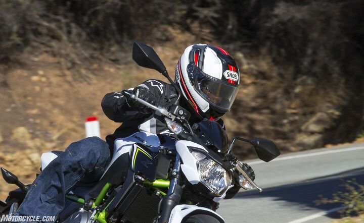 With the flip-down visor in action, riding in bright and sunny conditions isn’t a strain on the eyes. The visor comes down low enough as to not disturb the lower edge of your field of view. Once the sun starts to set, simply flip the switch and the visor retracts out of sight.