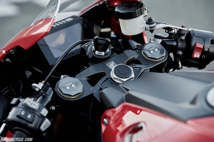 The cockpit of the standard 1000RR greets you with an informative and clear TFT display. In front of that is the familiar sight of Showa’s Big Piston Fork. To the right sits the starter, encased in the housing for the throttle position sensor. Lastly, to the left lie the buttons to toggle through the menu settings to make changes. 