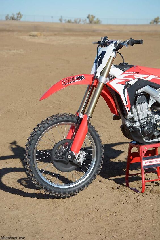Honda has replaced the CRF450R’s 48mm KYB PSF air fork with an all-new 49mm Showa coil-spring unit with internals from the company’s Race Kit suspension. The Showa outperforms the air fork by being more sensitive over smaller bumps while retaining excellent big-hit capability.