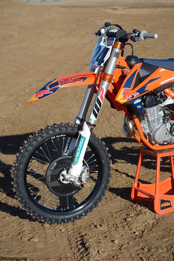The 48mm WP AER fork on the KTM 450 SX-F Factory Edition is the same as the unit found on the Husqvarna FC 450. The fork’s spring rate is easily adjustable via a single air valve on top of the left fork leg.