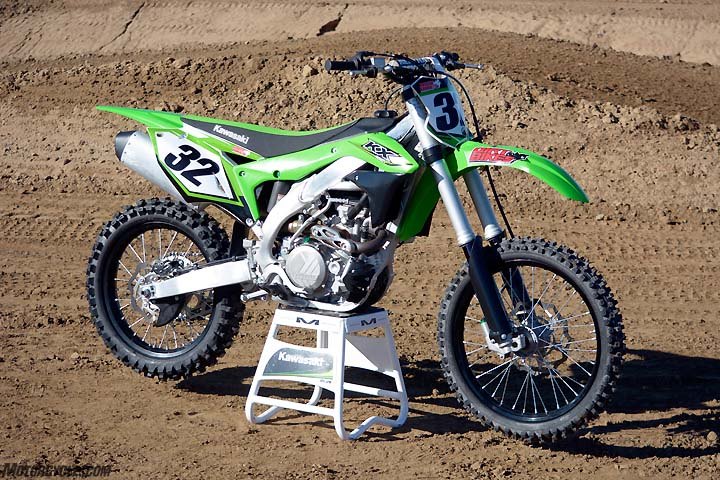 The 2017 Kawasaki KX450F is marginally different from the completely redesigned 2016 model. Changes for ’17 include revisions to the KX’s Showa air fork and Uni-Trak rear suspension.