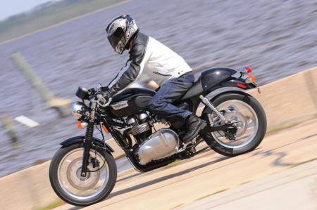 The 2009 Thruxton benefits from fuel-injection (new to all Modern Classics in ’09) and friendlier ergos thanks to handlebars that are now higher and closer to the rider.