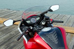 Instruments for the DCT-equipped bike are arranged like that of the standard-transmission VFR1200F, but the handlebar-mounted switchgear is all different. 