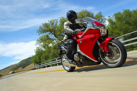 The VFR1200F’s riding position is functional and designed to travel in purposeful style. 