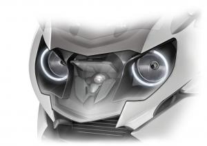 A first for motorcycles, the K1600 GT and GTL feature the “Adaptive Headlight” system as an option.