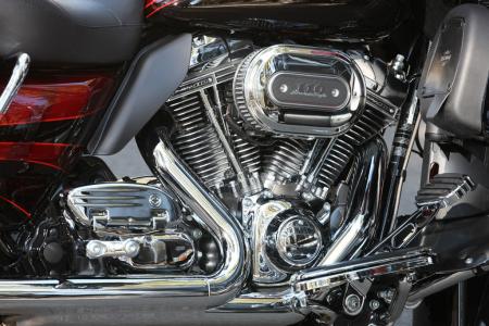 Chrome, glorious chrome! The Road Glide Ultra is slathered in it, looking especially tasty in the Screamin’ Eagle TC110 engine compartment. Note the heat deflector behind the rear cylinder to deflect hot air away from a rider’s leg. 