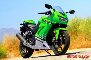 It’s a full-size sportbike with a quarter-liter engine. Its looks leave little doubt about its family line. 