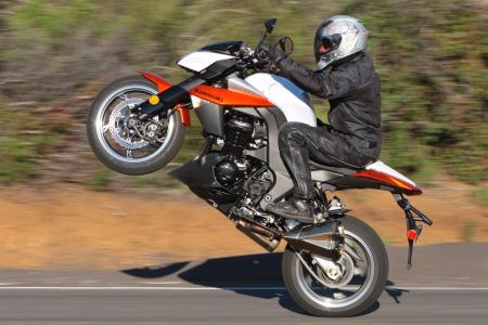 The Z1000 is adept at stunts like this. However, after much experience blasting around town, and up and down the state of California, we found the Z makes an excellent all-‘round motorcycle. Rebirth of the UJM, perhaps?