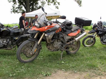 The optional orange-colored F800GS looks like a real hot rod, especially when it’s covered with a nice layer of mud.