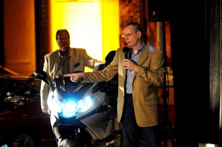 BMW’s Todd Anderson explains the intricacies of BMW’s Adaptive Headlight. 