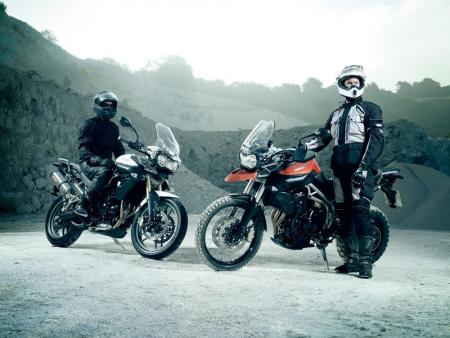 The Triumph Tiger 800 (left) and the Tiger 800XC (right) will finally be presented at EICMA after a lengthy teaser campaign.