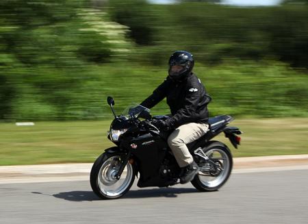 motorcycle-beginner-2011-honda-cbr250r-newbie-review-02