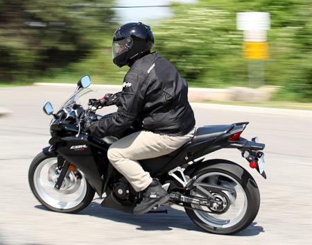 motorcycle-beginner-2011-honda-cbr250r-newbie-review-09