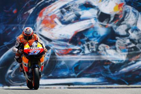 Casey Stoner made a late pass on Lap 28 to take the lead and win by about 5.6 seconds.