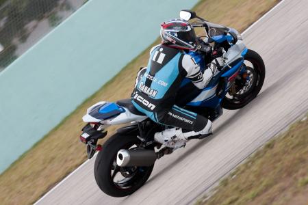 2012 Suzuki GSX-R1000 Action Right