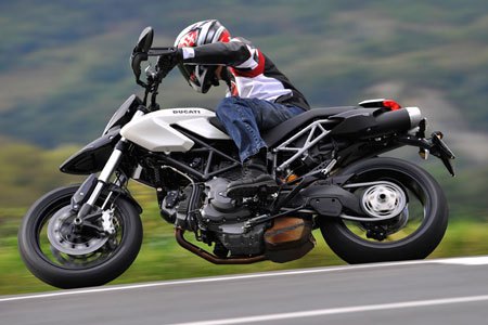 The 796 is nearly unflappable at any point in turns or during high-speed straight lining, despite not having the same up-spec suspension as found on the Hypermotard 1100.