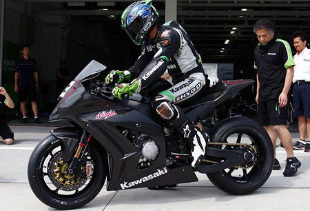 The left-side profile shows a longer swingarm that has a beefy-looking brace. Note how the nose fairing stretches forward to punch a cleaner hole in the wind.