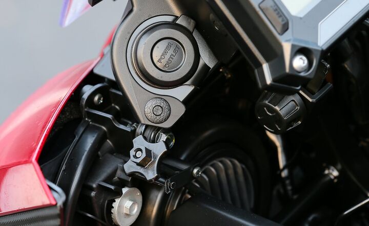 121714-2015-Yamaha-FJ-09-Detail-47395 - Motorcycle.com