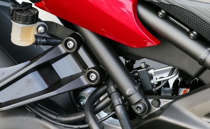 121714-2015-Yamaha-FJ-09-Detail-47343 - Motorcycle.com