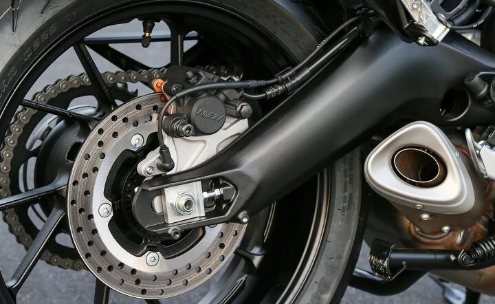 121714-2015-Yamaha-FJ-09-Detail-47360 - Motorcycle.com