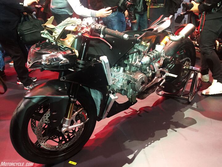 17 Ducati 1299 Superleggera Preview