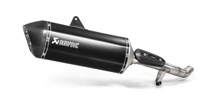 The Akrapovič exhausts for Triumph Modern Classics are finished with titanium outer sleeves in natural titanium or black, an engraved logo or monochrome logo sticker, and silver or black-coated end caps and black-coated heat shields, ensuring that these systems look just as impressive standing next to the sidewalk as they do out on the road.