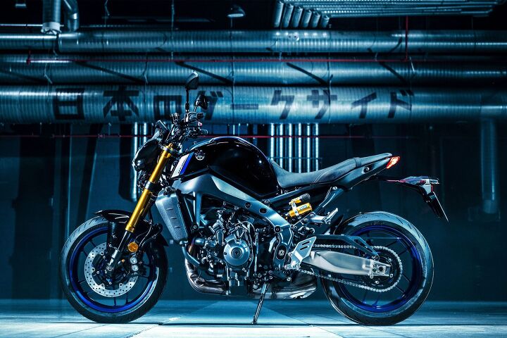 111020-2021-Yamaha-MT-09-SP_Raven_B04-15