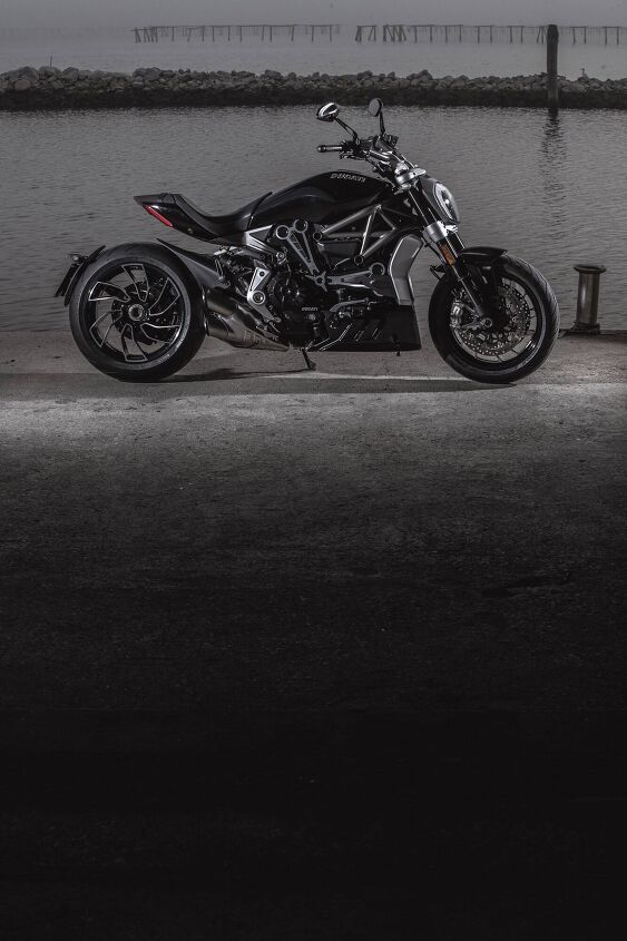111120-2021-DUCATI_XDIAVEL_S_AMBIENCE_1-