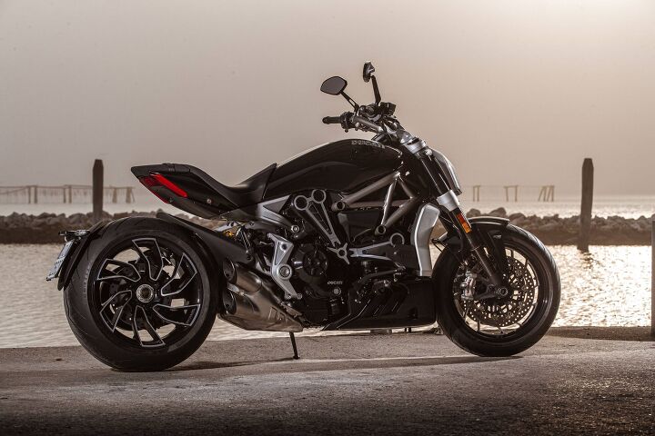111120-2021-DUCATI_XDIAVEL_S_AMBIENCE_2-