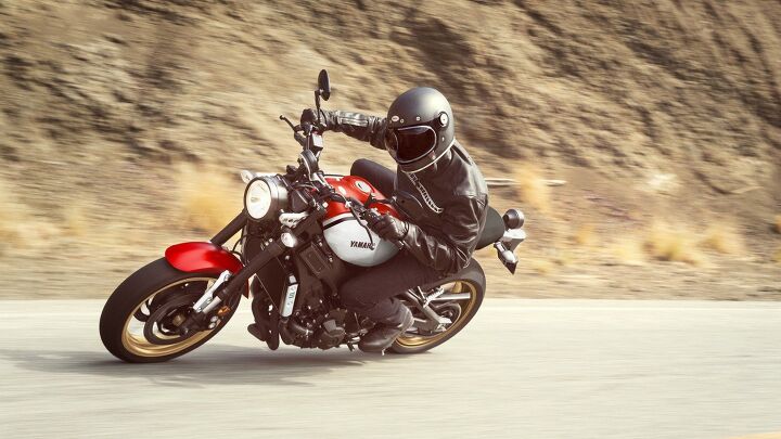 21_xsr900_radical-white_rapid-red_action